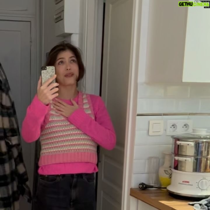 Leslie Medina - 3.9K Likes - en 2, le moment où @igorgotesman m’a appelé pour m’annoncer que j’avais l’un des rôles principaux dans sa prochaine série, des grosses larmes de bb, même dans mes rêves les plus fous, je n’aurais imaginé vivre une telle expérience, je réalise toujours pas… (merci @elisevogel_casting ✨)
FIASCO sort le 30 avril sur @netflixfr avec @pierreniney @francoiscivilofficiel @geraldinenakach @pascaldemolonofficiel @louisecoldefy @vincentcassel @djimoofficiel @juliette.gasquet @ethannisidore…✨