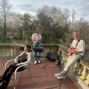 Leslie Medina Instagram - joyeux moisiversaire « Les lotus poussent dans la boue » 🎂 merci pour l’amour que vous lui donnez depuis sa sortie, merci de le faire grandir, de le partager autour de vous, je vous vois 🥲
la Lotus Live Session est maintenant disponible dans sa full version sur yt !! 🪷