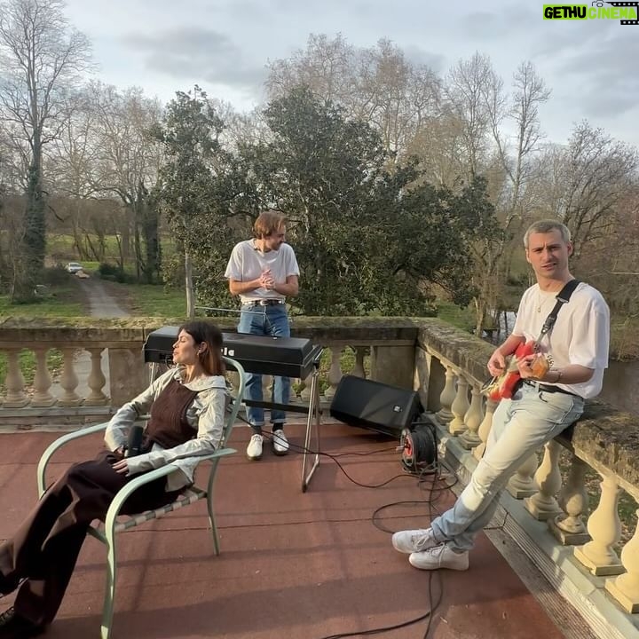 Leslie Medina - 1.6K Likes - joyeux moisiversaire « Les lotus poussent dans la boue » 🎂 merci pour l’amour que vous lui donnez depuis sa sortie, merci de le faire grandir, de le partager autour de vous, je vous vois 🥲
la Lotus Live Session est maintenant disponible dans sa full version sur yt !! 🪷