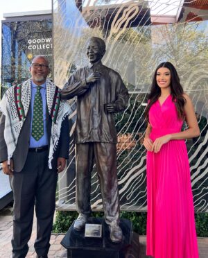 Letícia Frota Instagram - Na Tour #BeautyWithAPurpose pela África do Sul, tivemos a honra de sermos recebidos pelo neto de Nelson Mandela, que nos guiou por um passeio emocionante pelas casas de seu avô e pela Fundação Nelson Mandela. Cada detalhe compartilhado trouxe à tona a grandiosidade e a profundidade do legado de Mandela. Aprender sobre sua luta, perseverança e visão de um mundo mais justo nos inspira a continuar batalhando por um futuro melhor. Um momento importante e inesquecível que ficará para sempre em nossos corações. 💚

On the #BeautyWithAPurpose Tour through South Africa, we were honored to be hosted by Nelson Mandela’s grandson, who led us on an emotional tour of his grandfather’s homes and the Nelson Mandela Foundation. Every detail shared brought to light the grandeur and depth of Mandela’s legacy. Learning about their struggle, perseverance and vision for a more just world inspires us to continue fighting for a better future. An important and unforgettable moment that will forever remain in our hearts. 💚