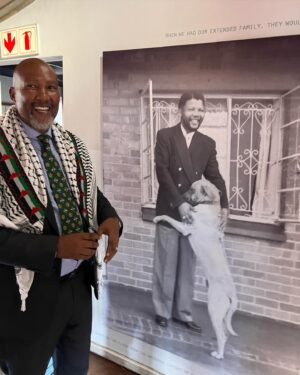 Letícia Frota Instagram - Na Tour #BeautyWithAPurpose pela África do Sul, tivemos a honra de sermos recebidos pelo neto de Nelson Mandela, que nos guiou por um passeio emocionante pelas casas de seu avô e pela Fundação Nelson Mandela. Cada detalhe compartilhado trouxe à tona a grandiosidade e a profundidade do legado de Mandela. Aprender sobre sua luta, perseverança e visão de um mundo mais justo nos inspira a continuar batalhando por um futuro melhor. Um momento importante e inesquecível que ficará para sempre em nossos corações. 💚

On the #BeautyWithAPurpose Tour through South Africa, we were honored to be hosted by Nelson Mandela’s grandson, who led us on an emotional tour of his grandfather’s homes and the Nelson Mandela Foundation. Every detail shared brought to light the grandeur and depth of Mandela’s legacy. Learning about their struggle, perseverance and vision for a more just world inspires us to continue fighting for a better future. An important and unforgettable moment that will forever remain in our hearts. 💚
