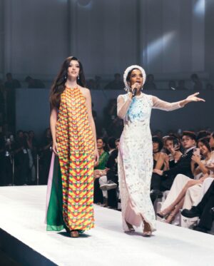 Letícia Frota Instagram - VIENAM BEAUTY FASHION FEST - EDIÇÃO DAS ESTRELAS ✨

Que honra viver essa experiência e estar nesse grande palco, vestindo importantes marcas do Vietnã e conhecendo o trabalho de grandes estilistas ao lado da Miss Mundo 2019 @toniannsingh, Miss Mundo 2024 @krystyna_pyszko, todas as rainhas continentais e a organização do @missworld e @missworldvietnam. Um momento inesquecível em meu coração. 

VIENAM BEAUTY FASHION FEST - ALL STARS SEASON ✨

What an honor to live this experience and be on this big stage, wearing important brands from Vietnam and getting to know the work of great designers alongside Miss World 2019 @toniannsingh, Miss World 2024 @krystyna_pyszko, all the continental queens and the organization of @missworld and @missworldvietnam. An unforgettable moment in my heart. 
 
#VBFF #VBFFAllStars #VietnamBeautyFashionFest #SenVang  #SenVangEntertainment #MissWorld