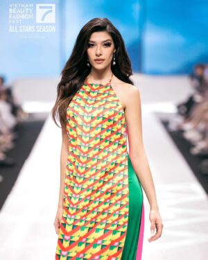 Letícia Frota Instagram - No último final de semana, no Vietnã, a Miss Mundo Brasil e Américas @letticiafrota revelou-se uma excelente modelo de passarela ao participar de um dos principais espetáculos da moda asiática: o Vietnam Beauty Fashion Fest - edição das estrelas! 

Enquanto a Miss Mundo 2019, @toniannsingh cantava o sucesso local “Hello Vietnam”, Letícia e as demais rainhas continentais desfilavam entre as estrelas internacionais do evento, com criações coloridas de uma das principais estilistas do Vietnã. 

Letícia caminhou na passarela do Vietnam Beauty Fashion Fest com passos firmes, esbanjando sofisticação, beleza e elegância. 

A ganhadora do prêmio Beleza com Propósito no Miss Mundo, mostrou sua versatilidade, demonstrando que é também uma excelente modelo! 

A amazonense que é orgulho nacional, retorna ao Brasil na quarta-feira. Em julho ela visitará as Filipinas! 

Siga voando alto, Letícia 😍🫶 

@doterrabr @machadinhothermas 

#missbrasil #missbrasilmundo #missworld #missworldamericas #cnb #concursonacionaldebeleza