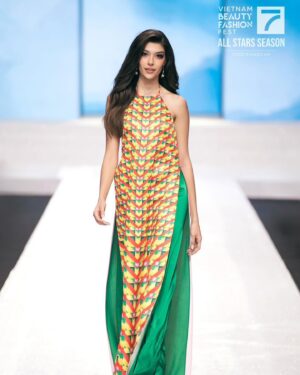 Letícia Frota Instagram - No último final de semana, no Vietnã, a Miss Mundo Brasil e Américas @letticiafrota revelou-se uma excelente modelo de passarela ao participar de um dos principais espetáculos da moda asiática: o Vietnam Beauty Fashion Fest - edição das estrelas! 

Enquanto a Miss Mundo 2019, @toniannsingh cantava o sucesso local “Hello Vietnam”, Letícia e as demais rainhas continentais desfilavam entre as estrelas internacionais do evento, com criações coloridas de uma das principais estilistas do Vietnã. 

Letícia caminhou na passarela do Vietnam Beauty Fashion Fest com passos firmes, esbanjando sofisticação, beleza e elegância. 

A ganhadora do prêmio Beleza com Propósito no Miss Mundo, mostrou sua versatilidade, demonstrando que é também uma excelente modelo! 

A amazonense que é orgulho nacional, retorna ao Brasil na quarta-feira. Em julho ela visitará as Filipinas! 

Siga voando alto, Letícia 😍🫶 

@doterrabr @machadinhothermas 

#missbrasil #missbrasilmundo #missworld #missworldamericas #cnb #concursonacionaldebeleza