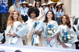 Letícia Frota Instagram - Em nosso primeiro dia no Vietnã, tivemos uma recepção inesquecível preparada pelo @missworldvietnam e @mrworldvietnam. Também tivemos a alegria de conhecer o “SOS Village” trabalhando pelo Beleza com Propósito no Vietnã. Foi incrível ver os sorrisos e olhares sonhadores de cada uma das crianças que tivemos a honra de conhecer. 💙

On our first day in Vietnam, we had an unforgettable welcome prepared by @missworldvietnam and @mrworldvietnam. We also had the joy of meeting “SOS Village” working for Beauty with Purpose in Vietnam. It was incredible to see the smiles and dreamy looks of each of the children we had the honor of meeting. 💙

@missworld @missbrasiloficial 
Dress @larmes.official