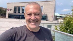 Levent Üzümcü Instagram - Rüstemoğlu Cemâl’in Tuhaf Hikâyesi 26 Ağustos saat 21 00’de Harbiye Açıkhavada, bekleriz.