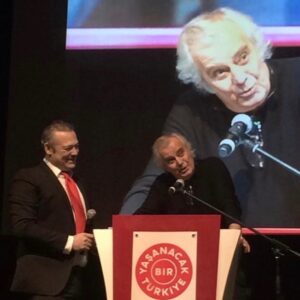 Levent Üzümcü Instagram - Tek derdi o kürsüde yazandı... Onun yaşam süresinde olmadı; benim hayatımda da olmayacak, umarım evlâtlarımızın hayatında olur. Sensiz 4. yıldan, hasretle...