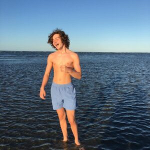 Levi Miller Instagram - Happy holidays! ❤️☀️🌊