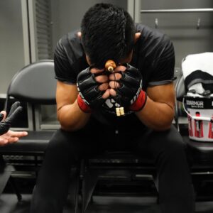 Li Jingliang Instagram - 谢谢团队拳天下俱乐部的培养  感谢教练队友。帮助我的老师们。还有家人们 谢谢你们。谢谢穆斯里穆你是一个伟大的散打王 谢谢能和你比赛。谢谢大家大半夜起来看我比赛支持我