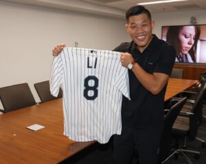 Li Jingliang Instagram - You like baseball? Guess where I am. 
@mlb @whitesox