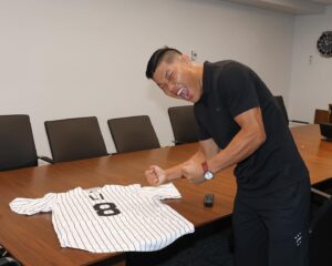 Li Jingliang Instagram - You like baseball? Guess where I am. 
@mlb @whitesox