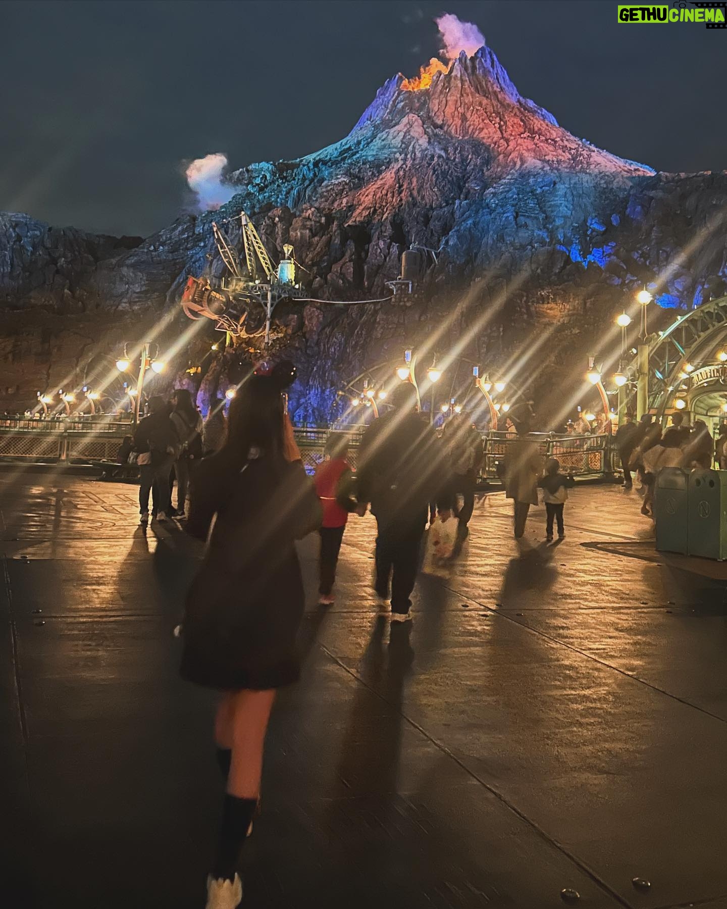 LiLy - 1.2K Likes - 小学校卒業おめでとう🎓
娘とお祝いサシDisney✨
ここからは子供の
背中を見るシーンが増えていく
ってディズニーのcmにキュン涙
したのすら何年も前で、今では
身長も少し越されて、
手を繋いで同じ目線ディズニーが
楽しい時期に🌸
チーム妹(かにゃとさえこ
ララミとシンバ(シンバは💔
お兄ちゃんは中3へ✨
これからもいっぱい思い出つくろ🌸
#brandnewspring
#育児 シーズン3か4