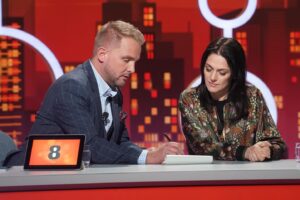 Libor Bouček Instagram - Ty její oči mi vlastně změnily život. A myslím, že mě vlastně zachránily. Před třiadvaceti lety ani jednomu z nás nebylo 20. Ona, stejně jako dnes, filmová diva oceněná Lvem za Nejasnou zprávu, z neznámých důvodů ten den za barem v Konviktu. Já, v nenadálém pohnutí mysli, uchazeč o studium herectví na DAMU, den zkoušek. Dopoledne pohyb. Boris Rösner se ke mně naklonil a můj pohybový talent ocenil; spíš se domnívám, že byl udiven, že se taková masa do pohybu vůbec dala. Mé sebevědomí stouplo, odcházím s ním - sebevědomím, ne Rösnerem -  do Konviktu. A tam ty její oči. Objednávám si Velvet. Nemohu se odtrhnout. Další. A ještě jeden. Prodlužuji tu chvíli. Při objednávce se totiž skutečně věnuje jen mně. (Ještě aby ne.) Ale už musím jít. Ukázat panu Rösnerovi a dalším monolog. Cesta zpět do Řetězovky je najednou delší. Masa zpomalila. Monolog z paměti zmizel. Zůstala jen první věta. Vsedě i ve stoje. Končím. První kolo. A ven. Znám se - byl bych příšerný herec. Jsem. Navždy zůstane jen úcta a obdiv k tomuto řemeslu. A k jeho vykonavatelům. Naštěstí pro mne, i hereckou obec. Pro všechny. Díky těm očím se začaly otevírat jiné obzory. Dnes večer se do nich zase dívám. Nepijeme velvet, ale hrajeme piškvorky. V televizi. Zase jsme se rozešli. Už nám bylo 40. To setkání ( s Ní) vřele doporučuju. Začínáme hned po ZOO. INKOGNITO . A místo velvetu, mešní víno. Sic! Děkuju Ti @klaraissova ! #mladi #jsme #setkani #roky #klara #televize @primaftv #dnesvecer