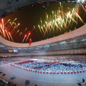 Libor Bouček Instagram - Bojkot. Slovo, které jsme u olympiády slýchávali v době eskalace Studené války před čtyřiceti lety. A spíše deklamačně se objevuje teď. V souvislosti s Pekingem. Přemýšlím o tom, a než si upevním názor, prošel jsem si to zpětně. O tyhle olympijské hry se ve finále ucházely dva kandidáti. Kazašské Almaty a právě Peking. Nikdo jiný, byť byl přesvědčován i Vancouver, aby se poprvé v historii hry nekonaly dvakrát za sebou v Asii. Bez výsledku. O čtyři hlasy zvítězil Peking a samotnýho by mě zajímalo, jaká by byla reakce na hry v zemi, kde se ještě před pár týdny střílelo do lidí. Tedy kdyby to bylo jinak.
Ale k tomu bojkotu. Myšlenka je to zajímavá, zhmotnění silného postoje. Silné slovo s potenciálem citování. Což je v týhle době prostě fajn.
Ale je otázkou, není-li pozdě, vzhledem k tomu, je-li myšlenka bojkotu i tak šířena stroji, které Čína vyrobila. Je to jako bychom začali nadávat hospodskému po tom, co jsme dojedli hlavní chod a čekáme na dezert. A uvědomíme si, že za tuhle baštu teda fakt platit nebudem.
A navíc mé myšlenky míři k těm v hlavní roli. Ke sportovcům. K těm, kteří právě na Peking zaměřili svoje čtyřleté snažení. Jeden z vrcholů jejich kariéry. Maximální fokus na několik minut. Sekund. Pro fanouška i sportovce svátek. A tenhle pohled u mě převažuje. Vidět manžele Poulovy, naše hokejistky, krasobruslaře..a to je teprve začátek.
Konání her odráží realitu našeho světa. Realitu, která se ovšem tvořila daleko dřív než teď. Možná až nyní mi celistvě dochází důvody obav, smutku i slz mé americké host family v roce 1997, kdy se Hong Kong zbavil britského obejmutí. Tehdy se o bojkotech moc nemluvilo, naopak jsme začínali fascinovaně hledět na to, jak se čínský drak rozjíždí a co všechno naší společnosti konzumní to může přinést. Shodou okolností do toho čtu knihu Petera Schweizera o vztahu západních politiků směrem k Číně. Doporučuju.
Ale dost mých úvah. Je to dlouhé. Jdu fandit našim na olympiádě. Je to jednou za 4 roky! #nazor #ranni #mozna #olympiada #divak #sport #dotoho #jedeme #svet #JeNas?