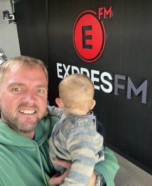 Libor Bouček Instagram - Moderátorská dvojice. S kým byste chtěl být? Kolikrát jsem tuhle otázku slyšel a kolikrát marně vysvětloval, že dvojice je v moderování Olymp a že to matematicky spíš nevychází než vychází a že dvojice se musí sehrát a že @leosmares a @patrikhezucky jsou absolutní unikát, který se podaří jednou za 20 let. No a dnes ve dvojici aniž bychom to někdy zkusili. Můj parťák toho chce sice hodně říct, ale zatím bez porozumění druhý strany, ale to jsem měl a možná mám stejně. Dosud. Málokterý rádio by bylo tak odvážný a dvojici by vpustilo do éteru. Tak díky @expres_fm a kdo ví, koho z dvojice si nakonec necháte. Jen mi něco říká, že tahle se jen tak nerozpadne. #MyDva #NaMajku #IBobJamesBylSám #JedenTahá #DruhejPointuje #spolu #VPráci