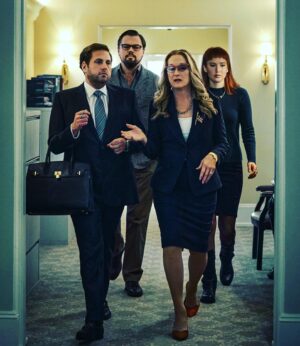 Libor Bouček Instagram - Don’t look up @netflix  V tomhle filmu se neobjeví ani jeden vánoční symbol či odkaz. A přitom tak nesmírně
patří k tomuto období. Času, kdy máme fakt možnost nejen se nadechnout, ale možná i zamyslet. Adam McKay jako autor vycepovaný SNL je jistotou neskutečný porce humoru. Toho, že se v pravidelných intervalech nepřestáváte smát. Ale jako tvůrce The Big Short přináší i mrazivost současnosti. Je to film, který zkouknete a následující hodiny ve vás zraje. A dochází vám to. Obzvlášť s autentickou zkušeností z téhle de facto malé pandemie. Jak bychom v téhle době reagovali na prosté vědecké prohlášení, že všichni umřeme, když něco společně neuděláme!? Jak a proč vznikají atrakrivní názorové póly jen pro zviditelnění autorů, i když se jedná o obecné Pepky Vyskoče. 
Nechci používat zbytečně metafor, ale neříká tohle náhodou třeba i sir David Attenborough!? Neumlčeli jsme už tyhle hlasy? Jsme schopni je slyšet? Jen co kdyby.. Ještě asi můžeme brát i tohle jako skvělou nadsázku, ale to poselství mrazí.
Jinak - je to brilantní komedie s neskutečným obsazením, bez líbivé závažnosti kvót, s humorem a důkazem, že Hollywood a svět vůbec je snad furt ještě plný srandy. Nebo to umí. Dejte si to. Dlouho jsem neviděl něco tak multiemocionálního. A pro mě osobně i krásná vzpomínka na Nový den. Ony ty ranní programy prostě nejsou jednoduchý. :-) #vanocnifilm #tip #radost #skvost