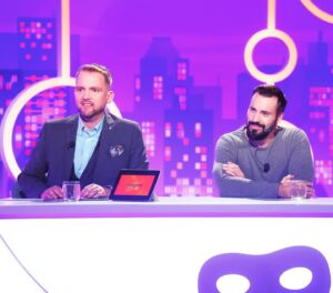 Libor Bouček Instagram - Jak dlouho my se vlastně známe!? Věčnost. Často si připomínáme, že jsme kluci z Klánovic a myslím, že se až někdy divíme, kam jsme se jako ti stejně staří sousedi dostali. Z divokejch jízd na bmx mezi novou kanalizací až do televizního studia do péče maskérek. Já a @vaclavnoidbarta_official . V Klánovicích byl vidět a slyšet. Platil za hvězdu už tehdy. Nesmírně nadaný, charismatický, s výrazným smíchem, idol žen, dívek a možná i někoho dalšího. Živel. To jsem neobdivoval, jen možná trochu záviděl. Vyrostl v jednoho z nejlepších interpretů u nás, skládá s poctivostí sobě vlastní a jsem třeba šťastnej za @tajemstvi_stare_bambitky2 . Zraje a ukazuje, že kariéra fakt může gradovat i po 40. Za co ho obdivuju? Za pevnou vůli, která je rysem chlapství. Změnil svůj život, vypadá neskutečně, dokázal mozek nasměrovat k záviděníhodné páté dekádě života. Je skvělým tátou a z toho, co prožil, si poskládal ten nejlepší plán na to, co chce prožít dál. Jo, a k tomu je to jeden z nejhodnějších lidí, co znám. Od zítřka každý pátek v Máme rádi Česko, ale dnes bude hádán v Inkognitu. (obojí na @primaftv ) A k tomu nabídneme kus hudební klasiky, definici absolutní hry nervů a navíc jednu z nejpůsobivějších rodinných firem, co znám. Myslím, že se zas budete bavit. Udělali jsme pro to maximum. Koloděje, 2x Klánovice, 2 x Říčany a zbytek světa uvádí Inkognito. Startujeme večer hned po ZOO. Na Primě! Tak se třeba koukněte. A Václavovi děkuju za to, že spolu dál jedeme smělý a nefalšovaný klánovický blues!!! #kamarad #rodak #JednaVes #mestskacast #maxa #dlaba #libor #placiny #pocernicko #pres40 #kral #sef #Jenda #forever @ondrejsvacina #nejbrhudMasJenJeden díky!