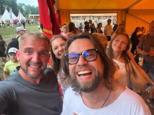 Libor Bouček Instagram - 9.srpna 2014 jsme ve dvou byli na Konopišti a v pekelné výhni nalezli kus romantiky, o dva roky později jsem vyrazil s @prochazka1490 rodinou na Loket a říkal si, že pauzy mezi vystoupeními by mohly být kratší, protože co já bych dělal na střelnici a vůbec co kromě Ostravaru bez dítěte poznávat. A letos to přišlo. Jeho první festival, jeho první páska na ruce, první zamilování se do holky na vedlejší dece, a jejich první společná sušenka, a první opakovaný skákací hrad a pády z něj, a první razítko, a první nakouknutí do zákulisí, a první zvuková zkouška se @sebastian_officialni , a první blackjack a první setkání s @richard_a_karin , kluky @krystof_instagram a vůbec první tak trochu hudební sobota. Padl. Usnul. Ale s úsměvem na rtech a mně jen dochází, jak skvělý Kryštof Kempy jsou. Jsou o rodinách. I o jedné velké rodině. O radosti. O sdílení. O společnosti. Vyfotil jsem se mnohokrát, ale nikdo nemířil do obvyklých festivalových ethanolových komnat zapomenutí. Děkuju, že jsme s Albertem a @gabriela.bouckova jako rodina mohli začít právě tam. Ve Svojšicích. Děkuju taky milované @zlproduction , protože to je též široká rodina preciznosti a definice profese. Podzim nebude lehkej a možná ani další roky, ale myslím, že za těch osm let ve stanovým městečku mohli v euforii vzniknout další návštěvníci a tím se Kemp stává zcela udržitelným. Byla to sváteční radost, děkuju za přání. P.S.: ten můj výraz je výrazem dojetí z dojetí. :-)