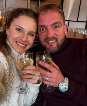 Libor Bouček Instagram - Budeme to ještě umět? Co přesně jsme vlastně dělávali před čtyřmi lety, kdy něco podobného bylo vlastně běžnou součástí našeho života? Jak je možný, že člověk nabude okamžitě pocit zapomenutý v dětství - teda stesk? V bytě bylo ticho. Objevily se minuty, kdy nikdo nic nepotřeboval. A teď? To vážně nepotřebujeme pohádky v ipadu? Nebudeme se dohadovat s palubním personálem o velikosti kočárku? Budeme spát dýl než do půl sedmý? Komu budeme číst pohádku? Proč v tašce vážně nepotřebujeme vlhčený ubrousky?
Naposledy jsme v tomto složení letěli do Londýna před covidem. Valentýn 2020. Přijde mi to jako v minulém století. Co všechno se pak odehrálo. Teprve tenhle víkend jsme se odhodlali. Letíme. Destinace je vlastně nepodstatná, ale letíme ve dvou. Abychom navázali nit nekonečné konverzace(jež je základem našeho všeho), kterou přerušil jeho příchod. Nebo rozšířil o nit další. Obohatil. Jak strašně podstatný je zažít právě takovouhle cestu vědí asi všichni rodiče. Jak leckdy těžký je udržet tu původní nit a vracet se k ní pravidelně s vědomím, jak pevná a krásná je. A jak je zcela zásadní. 
Strašně se na ty hodiny těším. V hlavě mi běžel odpočet už týdny. Kam jít, co zažít. Jak to poskládat. Kde začít. Kde skončit. Co nezapomenout. Co si nechat na příště. Co se dá stihnout. Co už ne. 
Je to jedno. V Kodani prší, hotel je velkej, room service mají, a přece není žádná ostuda si trochu rodičovsky a manželsky pospat….
…a na dálku zjišťovat, co jako dělá bez nás a jak je možný, že se bez nás baví a vlastně mu chybíme míň, než jsme mysleli.
Nebo si spíš přáli. #letime #spolu #couple #zase #prazdniny