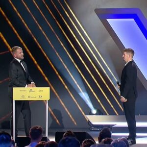 Libor Bouček Instagram - 🏆 Libor nám psal kvůli poháru do zpráv, ale zapomněli jsme mu odpovědět. 😩 Poradit mu tak musel až kapitán Roman Červenka! 👊

#ceskyhokej #narodnitym