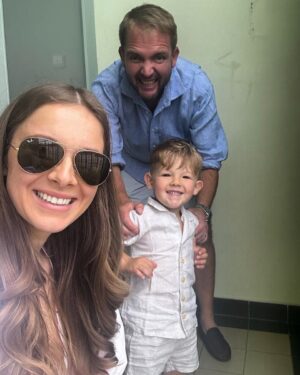 Libor Bouček Instagram - Chceš-li zodpovídat a mít vliv na věci velké, postarej se nejdřív o sebe, abys byl schopen hýčkat ty nejcennější, svou nejbližší rodinu. 
Pak pečlivě zkontroluj, zda ti další v řadě, obvykle ti nejzkušenější z rodu, mají vše. Pak rozšiř bublinu, zjisti, jak pevná přátelská pouta máš, teprve pak se rozhlédni v ulici, pak ve své čtvrti. Jsi-li spokojen a nemůžeš udělat nic pro zlepšení stavu, neb je ucházející, nadechni se pro větší věci. 
Měsíc jsem žil v nitru rodiny. Možná jsem musel či měl, ale především chtěl. Protože je víc a víc zarážející, jak rychleji plyne čas a jak snadné je zjistit, že ty zásadní věci zůstávají za vámi. Nevratně. Snažím se znovu vybavit každý úryvek dnů posledního měsíce. Kdy jsme byli spolu. Bez obvyklých velkých povinností. Bez nutnosti se tvářit. Bez nutkání pyšnit se. Sami. V banalitě každodennosti, která je tak okouzlující. Byli jsme s manželkou robotem, kapitánem, řidičem autobusu, cestujícím, policistkou, paní doktorkou, pacientem, želvou, lodičkou, Range Roverem, co má Kuba, i strašidlem. Já pořád. Strašidlem.
Je polovina srpna. Je čas odstartovat novou sezonu. Egoisticky mou. Pracovní. Sezonu, která začne skokem do neprobádaného. Už za 4 dny. Je těžké se přepnout, obzvlášť když vím, o co vše budu přicházet a jak mi bude líto, že nebudu schopen být při ruce jako jsem byl. Ale tak to v životě chodí. Prý.
Udělám vše pro to, abych byl v sezoně co nejlepší, protože jedině tak najdu prostor na další podobný měsíc. #backtowork #newseason #letsgo