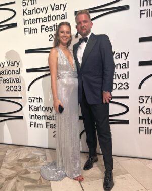 Libor Bouček Instagram - Bez Něj. Pátrám v těch uplynulých devětadvaceti měsících a nenacházím ten stav, který zažíváme teď. Je po půl desáté a my se po snídani vrátili do postele. Zdánlivě nemusíme následujících pár hodin nic. Ráno mě neprobudil ani Chase, ani Marshall, ani Blesk, ani Burák, ale ranní Slunce, které dotýká se Imperiálu. A moje žena, která měla zavřené oči. Jsme spolu. Ve dvou. Tak jako jsme byli tolikrát za posledních deset let. Takže vlastně nic nového. Ale přesto tak strašně ojedinělého v kontextu posledních dvou let našeho rodinného života.
A i když chápeme rodiče, co tuhle chvíli vyhlíží a velebí, normálně nám chybí. Jasně, není asi optimální každé ráno v 6 zachraňovat s Tlapkovou patrolou toho, kdo uvízl, ale když to není, tak vám to schází. 
Máme před sebou ještě 30 hodin bez Alberta, těším se jako každý rok ve Varech do svého světa bez kouře v IQOS lounge, kde startujeme dnes v 17 hodin s talkshow s Darou a Ondrou - tedy rodinou, vypadá to i na koncert PSH, Beata má přehlídku, musíme zas a znovu obejmout Jiřinku, @jordanhaj začíná sparťanská sezona a musí dostat brief, navíc dnes přijede Leoš. A dnes i zítra na chvíli a snad intenzivně se skvělou Andreou, která je tolik inspirativní ženou, manažerkou, osobností.
Ale já už se na ty Tlapky těším. A na to jeho Tatínko, kde je ten maminka!? Protože tomu se jen stěží něco vyrovná. A navíc člověk jen sotva mrkne a takovouhle fotku nám bude posílat on. Snad na ní ještě uvidím.
Ať žijou Vary!