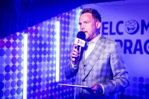 Libor Bouček Instagram - 12.den šampionátu. Další den, kdy opouštím moje dvě holky a Alberta a mířím stejnou cestou do garáží hotelu Stages. Od minulý středy, kdy naši porazili Dány oblékám z pověrčivosti modrý oblek a doufám, že vydrží do neděle. Potkávám stejný lidi. Řešíme hokej. Pozdravím dobrovolníky, kterých si vážím, protože turnaji věnují svůj čas aniž by automaticky dostali něco zpět. V uchu slyším pana Zahálku. Vedeme stejně blbě vtipný řeči jako na Mistrovství světa v basketbalu před půl rokem na Filipínách. Naše parta. Co se snaží akcentovat sportovní emoce na druhém šampionátu v sezoně. Kluci a holky převážně z Česka, co dobývají svět. Myslím, že je to unikátní bilance. Cíl je jasný, ať to lidi baví. Ať odchází spokojeni s tím, co viděli. Ať má sport co nejdůstojnější kulisy. A ať sport vítězí. Přes 16.000 lidí na utkání Rakousko - Velká Británie. To je možný jenom u nás. Mistrovství funguje. 50 pct share pro ČT Sport je normou. Nevídanou. Překonali jsme návštěvnickou metu 630.000 a zbývá jedna - 2015. Překonat sami sebe. Když odcházím domů, stejnou cestou, vidím nadšený fanoušky. Zpívají. Zorganizovali jsme nejlepší šampionát. My. V naší skromné a překrásné zemi. My, často znevažující vlastní úspěch. My s nejvytříbenějším smyslem pro humor. Jsme skvělými hostiteli. Můžeme být pyšní. Hrajeme s Kanadou. Vzývám vzpomínky z před dvaceti let. Ať žije Česko!