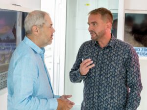 Libor Bouček Instagram - Zažil jsem toho tedy letos ve Varech dost. Včetně ozdoby, které říkám “Ahoj, prázdniny”. Je to černá ortéza znemožňující pohyb a pár francouzských holí k tomu. “Lásko, v červenci a srpnu nic nemám. Budeme spolu. A já dětem splatím dluhy ze sezony.” Tak je ze mě prolejzačka a větší a větší polštář. Co dokáže blbej podstavec pro slunečník!
Festival je jasným důkazem toho, jak jsme konkurecneschopní. To, že je to nejpřátelštější festival není fráze. Pro mou generaci je to nedílná a výjimečná součást léta. Možnost setkání, poznání, inspirace. Na půdorysu filmů si člověk užívá magii toho údolí. Má generace přirozeně vyrostla z baťůžkářů. Z některých jsou hvězdy, z některých, jako já, nadšení diváci úspěchu. A největší radost nám dělají ti, co zažívají v pozici mladších to, co my. Jinak. Po svým. A všichni vyhlížíme karlovarský multiplex. Díky němu vím, že jednou pošlu do Hotelu Festival i Alberta a snad na něj varský holky Anička a Becca dohlídnou.
Highlight? Na fotce. Setkání s člověkem, který je důkazem toho, že nejlepší recept na profesní dlouhověkost je inteligence, nadhled, připravenost a smysl pro humor. Náš druhý rozhovor po 31 letech. Před lidmi. Srdečný. Přesný. Veselý. Kratší, než bych si přál. Buďme rádi, že mu můžeme naslouchat. 
Děkuju všem, co se stavili. Pošesté jsme otevřeli talkshow. Pošesté mám v neděli pocit, že mi něco chybí. Jo, to je vlastně to spojení vazů v kotníku.
Ať žije festival!