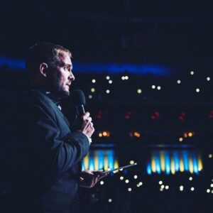 Libor Bouček Instagram - Začalo to telefonátem. Je pátek odpoledne, venku nevlídno, vůbec obecně nevlídno, žena vyčerpaná chřipkou, syn s teplotou, přede mnou nedělní koncert s více otazníky než tečkami a na telefonu se objeví, že volá JJ. @jj68jaromirjagr 
Takhle ho mám uloženého. Ty iniciály hovoří za vše. Místo pozdravu jsem řekl ANO, protože mi bylo jasné, co zamýšlí. Žádal jen o jedno, ať lidem nesebereme radost z hokeje a ať to není o něm. Jen podotýkám, že jako osoba multifunkční by mohl mít zcela odlišné starosti. Myslet na sebe. Na svoji práci, neb nám toho dal mnoho. Byl faktický, rázný, přátelský a zadal mi úkoly. Stručné. Jasné. Jak to má dělat leader.
O chvíli později volá @martinzahy . U něj iniciály nemám, ale mám fotku, protože se na jeho tvář dobře kouká. Přiznávám. Za sedm minut jsme měli v hlavě koncept. Znovu se mi potvrdilo, že ta sedmiletá spolupráce v @o2arenapraha a na jiných místech nás propojila intuitivně. V cestě k jasnému cíli - akcentovat emoce, které v čistotě nepřináší nic jiného než sport. Emoce, které mohou v téhle chvíli pomoci potřebným. Výrazně. Jedinečně. Emoce, které v době válečného konfliktu nesmí končit zvoláním Smrti někomu ani zapálením sedačky. To jsou emoce blbů.
Včera jsem byl hrdý. Nejen na to, jak vypadal výsledek naší rychlé práce, ale především na to, že bylo plno a pro potravinovou banku @potravinovabankapraha se podařilo získat minimálně 3.5 milionu korun. Díky těm, co dorazili. 
Mimochodem, klidně se mnou můžete na webu sportovniaukce.cz bojovat o dresy a částku ještě zvýšit. 
Každopádně díky.
A děkuju těm dvěma. Absolutním profesionálům ve svém oboru, se kterými je čest dělat cokoliv. 
Vše dopadlo výborně. V ten daný okamžik. I doma je všem lépe. Nechť nám toto spojení vydrží už napořád. #nezastavis #AnotherDayInOffice #help #pride #Ukraine #spolecne #OneNight #nhl