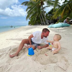 Libor Bouček Instagram - Tak jsem tomu taky podlehl. Asi jako všichni otcové, kteří jsou příčetní a tu výjimečnost stavu si uvědomují s překvapením i zodpovědností. Vyrazili jsme na poslední chvíli na místo, kde náš příběh s @gabriela.bouckova před osmi lety začal. Tady jsme se potkali. Je fakt, že tentokrát se to tehdejší cestě nepodobalo ani náhodou. Například přestup v Dubaji mám v přesných obrysech, nic jsem neztratil (ani pas) a dokonce jsem nenavštívil to místo, kde mají ústřice a champagne. Asi by nebyli nadšeni z té přemíry emocí nejmladšího člena výpravy, kterým shodou okolností není finalistka číslo 9. Nuda, řekla by má kronikářka @marketa_drazdi_celebrity 
Prostě jsme tady. V zemi, kde se testuje, očkuje a přijde mi, že je covid věcí zdravotnickou a ne politickou. Konečně. A k tomu je tu božsky.
Ale čemu jsem podlehl. Koukám se na fotky v mobilu. Jsou jich desítky. S jedním motivem a hrdinou a smyslem. Jakkoliv si uchovat vzpomínku na všechno to poprvé. Jeho poprvé. Navíc se na ty fotky večer dívám a snažím se vrýt si vše do paměti. A k tomu tu radost šířit, protože teprve radost šířená je tuze dobrá. Tak se omlouvám za jednotvárnost příspěvků.
A učím se. Touhle dávkou emocí i tomu, jak podstatné je fakt se soustředit na to, co je nám nejblíž. Ty dva roky jsme totiž, obzvlášť tady, podlehli tomu, že naše názory a kusé informace jsou nutné pro to, abychom ošemetnou situaci kolem vyřešili. Nebo na řešení měli jasný a co nejrazantnější názor. Byť na to stejně nemáme dosah, i proto, že příroda je příroda, a jediné co můžeme udělat je pečovat v první řadě o nejbližší okolí. 
A tak tu jsem. V tříčlenné rodině, o který jsem snil. A vlastně jsem hrd a šťasten, že jsme zdrávi. A že i ti nejbližší, co s námi nemohli poprvé zažít ztvárnění role “těch s tím dítětem”, které obdivujete i nenávidíte v každém letadle. Hodně zdraví všem! #familyfirst #love #simple