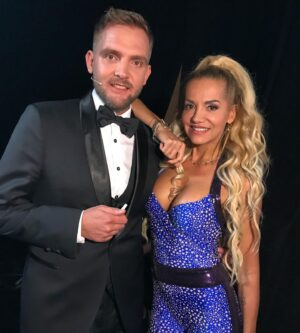 Libor Bouček Instagram - Jsou to ne roky, ale dekády, co ve svém srdci hýčkám její přítomnost. Je jednou z největších profesionálek, co československá podoba showbusinessu má. Je maminkou. Je divou, kterou nelze přehlédnout. Je hvězdou. Je v mysli pochybující, pro dosažení přesnosti. Je moderní. Je týmovým hráčem, kapitánkou. Je trendsetterkou. Je Sestrou. Je skvělá!
Děkuju Ti za věčnou inspiraci a dnes zboř ten náš chrám! @o2arenapraha Mám Tě neskutečně rád. Budeš skvělá! @dararolins_vermi