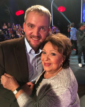 Libor Bouček Instagram - Dneska nehraje Česko. Takže se otevírá opět možnost domácí televizní volby. A něco vám musím říct. A jsem šťasten, že to můžu říct takhle. Moje kamarádka natočila film. Dostala v něm hlavní roli. Vlastně i titulní. Je v tom filmu nesmírně přesná. De facto nesleze z obrazu a nabízí příběh pro tuhle dobu tak strašně aktuální. V době nekončících komentářů a vervě arbitrů na sociálních sítích. V době, která tlačí na vykládání historie často jen z domněnek. V době relativizované pravdy. Je to film komorní, ale přesto by mu slušelo velké plátno. Je to film, po kterém budete chvíli úplně zticha. A donutí k zamyšlení. A to se hodí vždycky.
K té kamarádce. V Hollywoodu její vrstevnice dostávají role čestné, kdy leckdy jen projdou před kamerou. Ona hraje pořád. Celý film. 
S lehkostí, uvěřitelností, s citem. A kvůli té roli jí museli postaršit. Je prostě pořád mladá. 
Jiřinko, smekám klobouk. Tohle musíte vidět. Jiřina Bohdalová je Svatá už dneska večer. Na Jedničce. @bohdalkajirinka