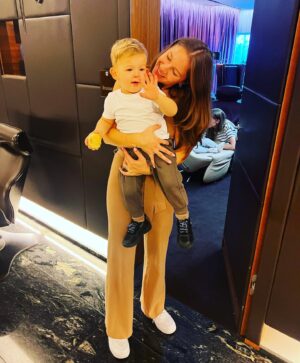 Libor Bouček Instagram - Předevčírem jsem se před půlnocí vracel z Plzně, kde se mi splnilo letitý přání. Potkat se s Pavlem Vrbou a nezklamal. Přirozený, uvolněný, trefný. Optimisticky skončil podzim s (plzeňskou) Ligou mistrů.
Všude byla mlha. Dálnice prázdná. V podstatě. Ticho. Mám občas rád ty chvíle samoty, soustředění se, a myšlenek ryze osobních. A poprvé mne to přepadlo. S plnou silou. Poprvé přišel pocit absolutně nepoznaný a intenzivní. Možná úplně poprvé mi zcela došlo, co prožívá moje máma dodnes, když se obává, jak dopadne můj přesun z místa A do místa B, jaká nutná je odpověď na otázku, jestli jsem v pořádku.
Dnes jsem se s nimi rozloučil na letišti. Má žena a Albert. Nejroztomilejší stvoření se svým prvním batůžkem na zádech. Letí na jiný kontinent. Za Sluncem. Za mořem. Táta zůstává tady. Najednou propastně daleko.
A během té noční jízdy mě to začalo dobíhat. Budou daleko, neuvidím je, neprobudí mě pusou ještě těsně před Gabi, nebudu ty tři týdny číst večer knihu pohádek a hlavně nebudu moci bezprostředně předejít karambolu, kdyby se nějaký blížil. Obava smíchaná s panikou a stoupák od Berouna v mlze.
Je to nesmírně silná emoce. Definující rodinu. Už teď se mi stýská. Už teď vyhlížím zprávu se slovy “přistáli jsme, vše OK”. Nestane se nic, ve dvou jsme se oddělili a shledali tolikrát. Ale tohle je jiný.
Mamince jsem se divil, co pořád má s těma otázkama, když můj věk začíná čtyřkou, ale teprve teď jí rozumím. A zažívám poprvé to, co ona s tátou čtyři dekády. A přeju to vlastně každému, protože je to emoce unikátní a nepřenosná.
Uvědomuju si i tady, jak moc mi budou chybět. Přiznám se, že těch posledních dvacet měsíců jsem dal vždy ve volnu radši přednost maňáskovi, autu nebo dětské knížce než konstrukci statutu či výběru filtru pro post. A zanedbával komunitu skrytou v tomhle světě. Tak jsem zvědav, co budu dělat, než se vrátí. Kromě obavy o to nejcennější, co jsem díky Bohu potkal. #love #family #Čas #StastnouCestu