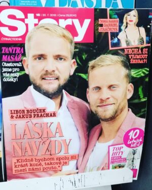 Libor Bouček Instagram - V dětství nás dělil jen Újezd nas Lesy a Klánovický les. Nepotkali jsme se. I když to zní neuvěřitelně, jsme spolužáci. Z DAMU. On coby muž políbený múzou proplouval odvětvím uměleckým, já, neb nemám talent, produkcí. Viděli jsme se, nevyhledávali. Věděli o sobě. Pak jsem měl tu čest uvádět Nightwork na mnoha festivalech a vidět, jak velkou dávku šílenství dokázali svobodní kluci s láskou k hudbě vzbuzovat. 
Přál jsem mu Talent na samotném startu v létě 2010. Štvala a inspirovala mě ta jeho moderátorská lehkost a přirozenost, kterou jsem postrádal a kterou možná stále nemám. Jako on. Měl Talent, já Slavíka.
Posledních deset let jsme v práci spolu. Mám v něm neomylnýho parťáka, zrcadlo, dramaturga, kolegu, druhý oči, ideamakera, jistotu, pracovního druha neoddělitelného. Díky němu jsou mé dny pracovní svátkem a neskonalou zábavou.
Ale to je až druhotný. Za ty roky jsem našel přítele. Oporu. Člověka, který mne zná. Když mířím k oblakům, stáhne mne. Když pochybuji v temnotách, dokáže najít světlo. Prožili jsme spolu životní centrifugy, abychom se třeba teď konečně dostali na klidný dětský kolotoč díky těm nejcennějším, co máme.
Zná vše dobré i zlé, čím jsem. Ví, co čekat a čeho nejsem schopný. A přesto mě snad má rád.
Dnes je nám oběma poprvé čtyřicet a kousek. Přeji Ti, příteli, čas a radost. Přeji Ti zdraví. Přeji Ti klid. Přeji Ti vášeň. Přeji Ti výzvy. Přeji Ti sny.
I když vím, jak dokážeš o sobě a o všem pochybovat, věř, že jsi skvělej chlap. Ano - tohle označení se k tomu číslu už fakt hodí. 
A děkuju za společnou cestu ať už je ten cíl jakýkoliv. Protože, jak nás znám, pořád ještě nevíme, kam vlastně jdeme.
A děkujeme celá rodina za konzultace ohledně jmen dětí! Jsou nepostradatelné. Krásné narozeniny! @jakub_prachar
