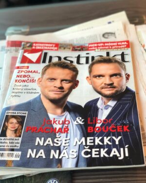 Libor Bouček Instagram - V dětství nás dělil jen Újezd nas Lesy a Klánovický les. Nepotkali jsme se. I když to zní neuvěřitelně, jsme spolužáci. Z DAMU. On coby muž políbený múzou proplouval odvětvím uměleckým, já, neb nemám talent, produkcí. Viděli jsme se, nevyhledávali. Věděli o sobě. Pak jsem měl tu čest uvádět Nightwork na mnoha festivalech a vidět, jak velkou dávku šílenství dokázali svobodní kluci s láskou k hudbě vzbuzovat. 
Přál jsem mu Talent na samotném startu v létě 2010. Štvala a inspirovala mě ta jeho moderátorská lehkost a přirozenost, kterou jsem postrádal a kterou možná stále nemám. Jako on. Měl Talent, já Slavíka.
Posledních deset let jsme v práci spolu. Mám v něm neomylnýho parťáka, zrcadlo, dramaturga, kolegu, druhý oči, ideamakera, jistotu, pracovního druha neoddělitelného. Díky němu jsou mé dny pracovní svátkem a neskonalou zábavou.
Ale to je až druhotný. Za ty roky jsem našel přítele. Oporu. Člověka, který mne zná. Když mířím k oblakům, stáhne mne. Když pochybuji v temnotách, dokáže najít světlo. Prožili jsme spolu životní centrifugy, abychom se třeba teď konečně dostali na klidný dětský kolotoč díky těm nejcennějším, co máme.
Zná vše dobré i zlé, čím jsem. Ví, co čekat a čeho nejsem schopný. A přesto mě snad má rád.
Dnes je nám oběma poprvé čtyřicet a kousek. Přeji Ti, příteli, čas a radost. Přeji Ti zdraví. Přeji Ti klid. Přeji Ti vášeň. Přeji Ti výzvy. Přeji Ti sny.
I když vím, jak dokážeš o sobě a o všem pochybovat, věř, že jsi skvělej chlap. Ano - tohle označení se k tomu číslu už fakt hodí. 
A děkuju za společnou cestu ať už je ten cíl jakýkoliv. Protože, jak nás znám, pořád ještě nevíme, kam vlastně jdeme.
A děkujeme celá rodina za konzultace ohledně jmen dětí! Jsou nepostradatelné. Krásné narozeniny! @jakub_prachar