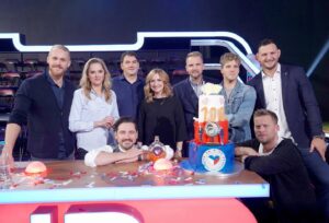 Libor Bouček Instagram - V září před deseti lety jsme se začali chystat. Na první schůzce jsem věděl jediné - ten formát se může chytit a musím trvat na tom, že jako kapitána budu mít vedle sebe Jakuba. @jakub_prachar Spolužáka, Slávistu, kamaráda(tehdy ještě ne přítele), hvězdu Talentu, člena Nightwork, rybáře a nesmírně inteligentní bytost. Vyšlo to a první díl o půl roku později měl milion diváků. Byla to výjímečná doba. Některé vztahy končily, jiné začínaly. Byli jsme v průměru třicátníci a dostali unikátní možnost bavit se prací. Ten čas uletěl. Je rok 2022. A dnes večer se v premiéře vysílá díl číslo 100. Viděl jsem ho vlastně už třikrát a nostalgii mám jen já, je to totiž pořád hlavně čistá a svobodná zábava. 100kou to nekončí. Ani náhodou. Je pro mne nesmírně cenné, že ten pořad baví vlastně další generaci a že těch skoro deset let vydržel v dynamickém a konkurenčním prostředí televize. Děkuju tímto způsobem vám všem divákům. Jestli jsme vás aspoň jednou rozesmáli, splnilo to svůj účel. A děkuju rodičům úspěchu v čele s @claudius_1 A děkuju těm více než 500 hostům, co se přišli pobavit a účastnit. Dnes s olympijskými vítězi a výjimečnými ženami. Oslava, jak se patří. Tak se třeba koukněte. #show #televize #mameradicesko @primaftv #kazdypatek #jubileum #NaDiváky #radost