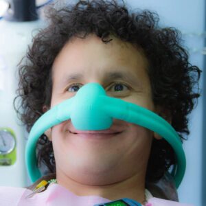 Lider Medranda Hernández Instagram - Mijolindo 👊 Me ayudaría mucho que cualquier molestia en tu dentadura 🤍 la revises en @montalvodentalcare 

Una muela puede doler tanto como la traición de tu ex 🦷💔 pero con ellos no habrán preocupaciones.

Su "gas de la risa" (Óxido nitroso) me quitó cualquier pregunta sobre el dolor por el tratamiento 💪Salí más relajado y feliz 💙

El óxido nitroso me mantuvo en estado de sedación consciente, es decir, tranquilo y contento, mientras trabajaron mi endodoncia.

Pregunté: "¿Me va a doler?" y me dijeron: "Para nada 👍"

Al final ya exageré la risa y la doctora se preguntó si todavía tenía el efecto o si estoy loco 😅