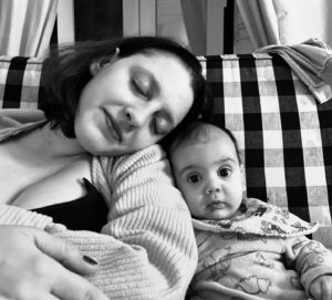 Lídia Muñoz Instagram - Mãe 🌸💜

Palavra tão difícil na minha vida até ter percebido que mãe é quem está e quem cuida.
Hoje é a palavra mais bonita da minha vida que oiço 50000 vezes por dia 🤭 que sorte a minha!