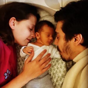 Lídia Muñoz Instagram - Há dois anos às 19h01 fizeste de mim tua mãe e do Tiago teu pai. 

Uns dias depois de nasceres a tua bisavó disse-me: parece um sonho ele estar aqui.
E todos os dias quando acordo e te vejo é exactamente isso que penso: que sonho, sou tua mãe. O Amadeo é amor, sonho, vida, liberdade.
Nunca conheci ninguém tão bonito como tu.

Amadeo, só quero que saibas sempre que te amo, que estou aqui e que ser tua mãe é maior que tudo.

Amadeo ou o princípio do mundo.

Obrigada filho. Parabéns 🩷
