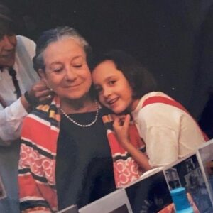 Lídia Muñoz Instagram - No dia 15 de abril não perdi a minha avó. Perdi a minha mãe, melhor amiga, avó, confidente, companheira, alma gémea, o meu abrigo e uma das maiores partes de mim. A Eunice Muñoz é de um país mas esta Eunice que eu perdi é só minha. 
Durante 31 anos foi a mão que eu agarrei em todas as alturas da minha vida. Formámos uma família e quando conheci o Tiago a avó tomou-o como parte dela e disse-lhe “parece que nos conhecemos desde sempre” e aí passámos a 3, e há 6 meses veio o maior sonho dela - o Amadeo, e somos 4. 
Somos 4 avó, não somos?
Nenhuma de nós conseguiu alguma vez explicar o amor que tínhamos uma pela outra. Separavam-nos 62 anos, mas isso nunca nos impediu de darmos as mãos e irmos para onde quiséssemos, se fizesse uma festa de anos até às tantas no finalmente ela ia com o mesmo entusiasmo com que ficava em casa a ver um filme e a comer as porcarias que tanto gostava. Não nos impediu de nos fazermos felizes. Fomos tão felizes juntas, não fomos avó?
Fomos umas priveligiadas de termos tido um amor assim na nossa vida. Todos os dias dizíamos que nos amávamos e mesmo assim acho que não foi suficiente. 
As noites são tão difíceis. A dor é insuportável avó, não podias ter esperado mais um bocadinho? Eu ainda preciso tanto de ti.
Espero que te tenhas encontrado aí com toda a gente que amaste, como tanto querias. O vendaval destes dias foi a festa que aí se fez, não foi?
E um dia espero voltar a ver-te mas agora ainda não posso ir ter contigo. Tenho de cuidar do nosso Amadeo, avó. Prometo que lhe vou falar sempre de ti e dizer-lhe o quanto o sonhaste. Prometo que vou tentar ser a melhor mãe pra ele como tu foste pra mim. Vou-lhe dizer que os últimos 5 meses da tua vida foram mais felizes por causa dele e vou continuar a dizer-lhe que ele e tu serão sempre os dois amores da minha vida.
Minha avó… foi uma honra ser tua. Foi uma honra ter ficado com o melhor de ti e ser eu a dar-te os beijos de boa noite e os beijos de bom dia. obrigada por teres sido tudo. Obrigada meu amor. 
Amo-te minha princesa, amo-te para sempre.

Obrigada a todos vocês pelo amor que tenho recebido.

E um obrigada muito especial à equipa do Santa Cruz que foi incansável até ao final.

♥️