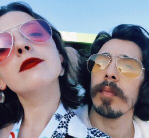 Lídia Muñoz Instagram - Deixámos o puto nos avós e fomos namorar para o @nos_alive ao som dos @arcticmonkeys ♥️