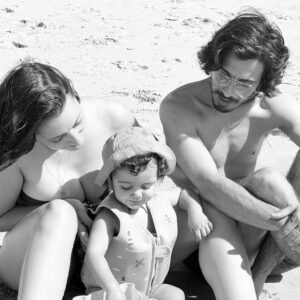 Lídia Muñoz Instagram - 3 anos do amor mais inusitado e improvável de sempre. O Tiago entrou assim sem pedir licença na vida de uma miúda que vivia com alguém 60 anos mais velho. E acho que soube que ele era o homem da minha vida quando ele tratou da minha avó como se fosse dele e quando o conheci como pai.
Passei a fase mais dolorosa e a fase mais feliz da minha vida com ele.

3 anos de nós e às vezes odeio-o mas o amor fica sempre por cima.

Amo-te 🩷