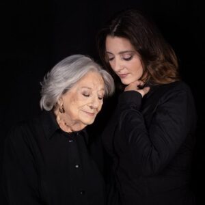 Lídia Muñoz Instagram - Hoje farias 82 anos de carreira.
Há dois anos comemorávamos os 80 em cena e em casa no @tndmii , sempre juntas. 
Obrigada @pedrozegrepenim por teres tornado esta homenagem/comemoração possível no palco onde tudo começou a 28 de novembro de 1941.

A melhor actriz do mundo. Serás sempre. 

Espero que estejas em paz, estejas onde estiveres.

Amo-te e sonho-te todos os dias.