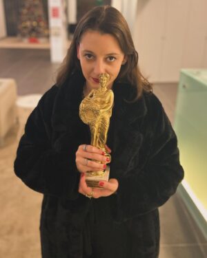 Lídia Muñoz Instagram - Avó, Pai e filho, ganhei um prémio e uma placa com o meu nome 🤭🫶

Obrigada @bragacine_filmfestival 

💜