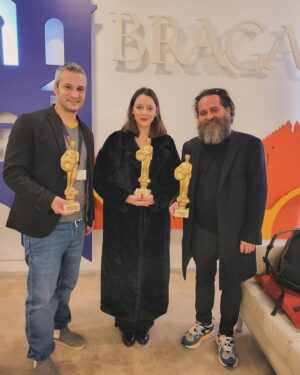 Lídia Muñoz Instagram - Avó, Pai e filho, ganhei um prémio e uma placa com o meu nome 🤭🫶

Obrigada @bragacine_filmfestival 

💜