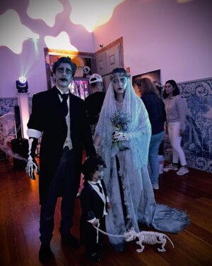 Lídia Muñoz Instagram - Apresento-vos a família Van Dort 🩶 

@canalpandaportugal 
#hotelassombradodopanda 
#pandahalloween2023
@xenica_jardim