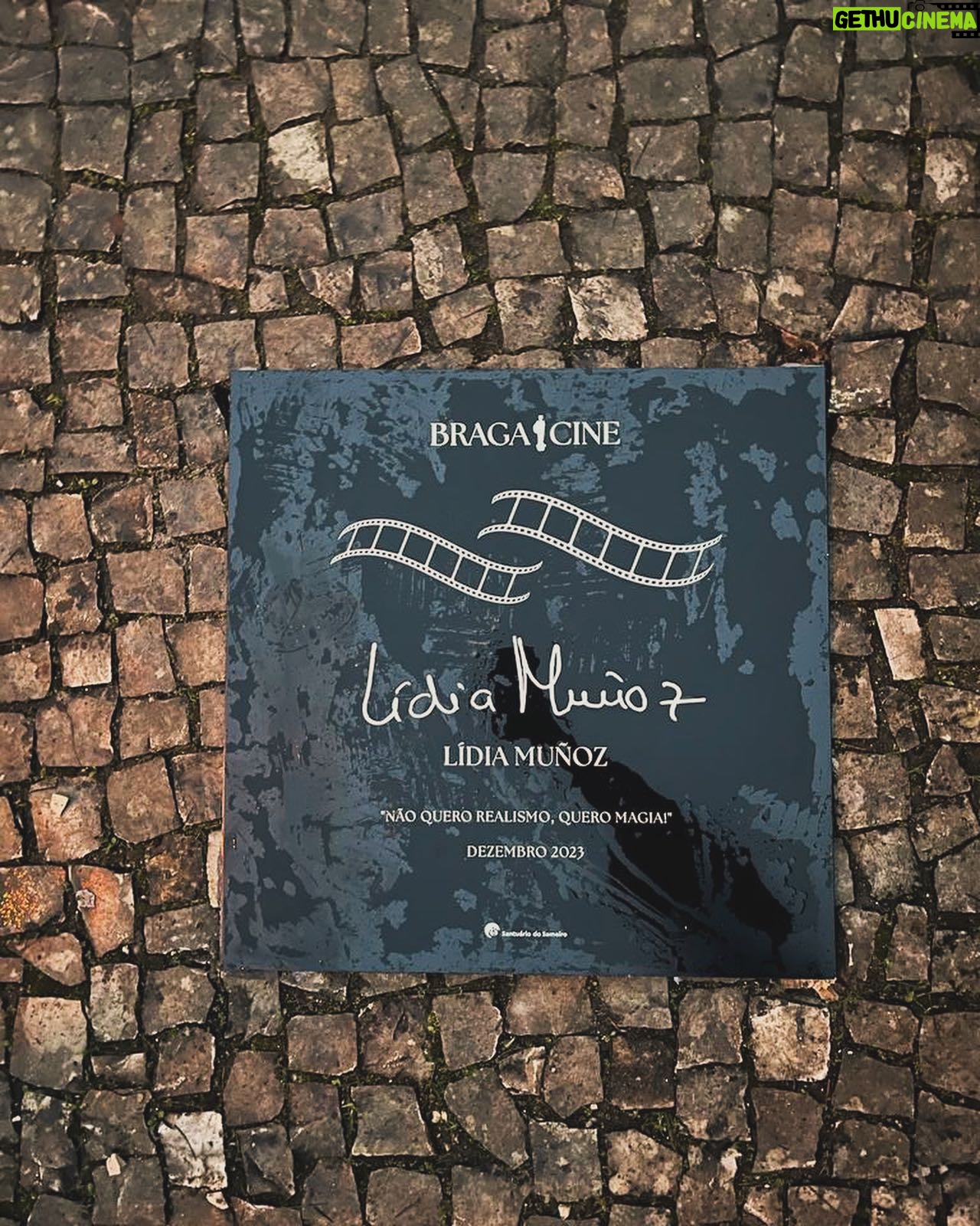Lídia Muñoz - 1K Likes - Avó, Pai e filho, ganhei um prémio e uma placa com o meu nome 🤭🫶
Obrigada @bragacine_filmfestival
💜