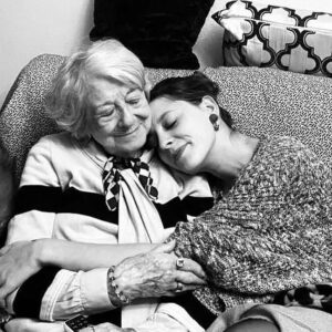 Lídia Muñoz Instagram - No dia 15 de abril não perdi a minha avó. Perdi a minha mãe, melhor amiga, avó, confidente, companheira, alma gémea, o meu abrigo e uma das maiores partes de mim. A Eunice Muñoz é de um país mas esta Eunice que eu perdi é só minha. 
Durante 31 anos foi a mão que eu agarrei em todas as alturas da minha vida. Formámos uma família e quando conheci o Tiago a avó tomou-o como parte dela e disse-lhe “parece que nos conhecemos desde sempre” e aí passámos a 3, e há 6 meses veio o maior sonho dela - o Amadeo, e somos 4. 
Somos 4 avó, não somos?
Nenhuma de nós conseguiu alguma vez explicar o amor que tínhamos uma pela outra. Separavam-nos 62 anos, mas isso nunca nos impediu de darmos as mãos e irmos para onde quiséssemos, se fizesse uma festa de anos até às tantas no finalmente ela ia com o mesmo entusiasmo com que ficava em casa a ver um filme e a comer as porcarias que tanto gostava. Não nos impediu de nos fazermos felizes. Fomos tão felizes juntas, não fomos avó?
Fomos umas priveligiadas de termos tido um amor assim na nossa vida. Todos os dias dizíamos que nos amávamos e mesmo assim acho que não foi suficiente. 
As noites são tão difíceis. A dor é insuportável avó, não podias ter esperado mais um bocadinho? Eu ainda preciso tanto de ti.
Espero que te tenhas encontrado aí com toda a gente que amaste, como tanto querias. O vendaval destes dias foi a festa que aí se fez, não foi?
E um dia espero voltar a ver-te mas agora ainda não posso ir ter contigo. Tenho de cuidar do nosso Amadeo, avó. Prometo que lhe vou falar sempre de ti e dizer-lhe o quanto o sonhaste. Prometo que vou tentar ser a melhor mãe pra ele como tu foste pra mim. Vou-lhe dizer que os últimos 5 meses da tua vida foram mais felizes por causa dele e vou continuar a dizer-lhe que ele e tu serão sempre os dois amores da minha vida.
Minha avó… foi uma honra ser tua. Foi uma honra ter ficado com o melhor de ti e ser eu a dar-te os beijos de boa noite e os beijos de bom dia. obrigada por teres sido tudo. Obrigada meu amor. 
Amo-te minha princesa, amo-te para sempre.

Obrigada a todos vocês pelo amor que tenho recebido.

E um obrigada muito especial à equipa do Santa Cruz que foi incansável até ao final.

♥️