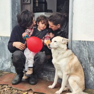 Lídia Muñoz Instagram - A nossa família à porta da nossa casa da Amareleja 💜

Apanhados pela @sofia.raposo.921