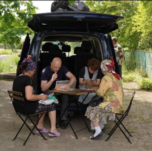 Liev Schreiber Instagram - Russia is again relentlessly bombarding cities across Ukraine. Our 20  vetted & verified partners are working around the country to meet the needs of their communities—whether food, medicine, shelter, medical care, mental health, specialized services for children & elderly, and more. They need your support more than ever. Donate now at www.bluecheck.in